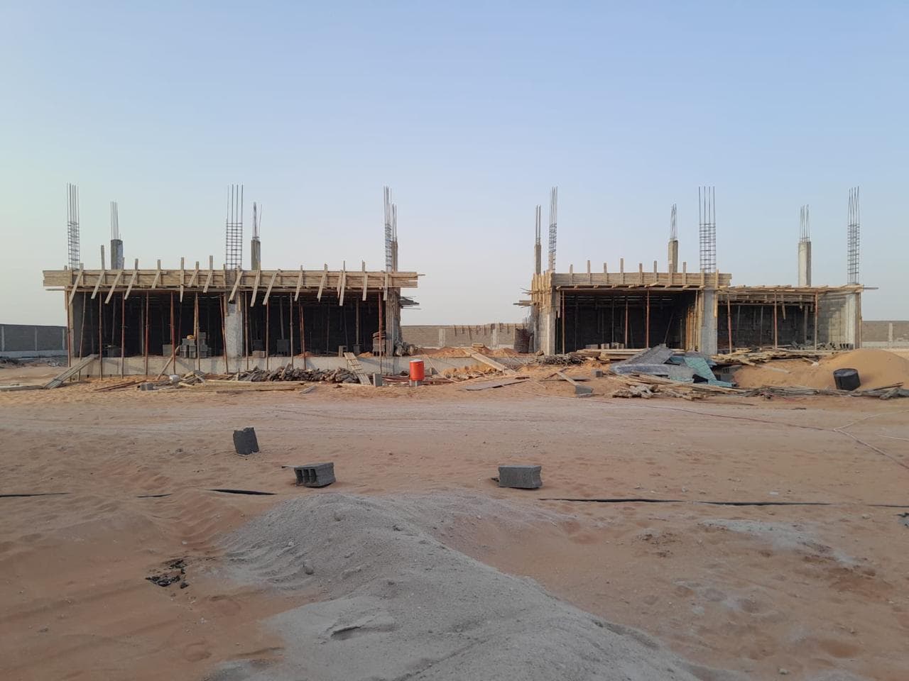 سقف خرساني على أعمدة وشدات خشبية في موقع إنشائي، أطلالة نجد، بريدة