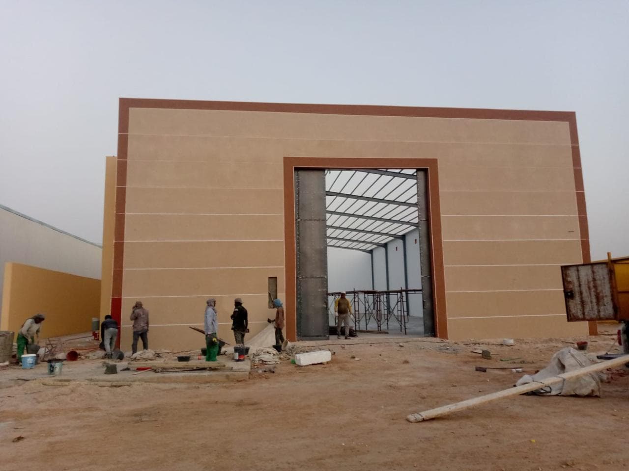 هناجر بكسوة خارجية وبوابة كبيرة أثناء التنفيذ، أطلالة نجد، بريدة