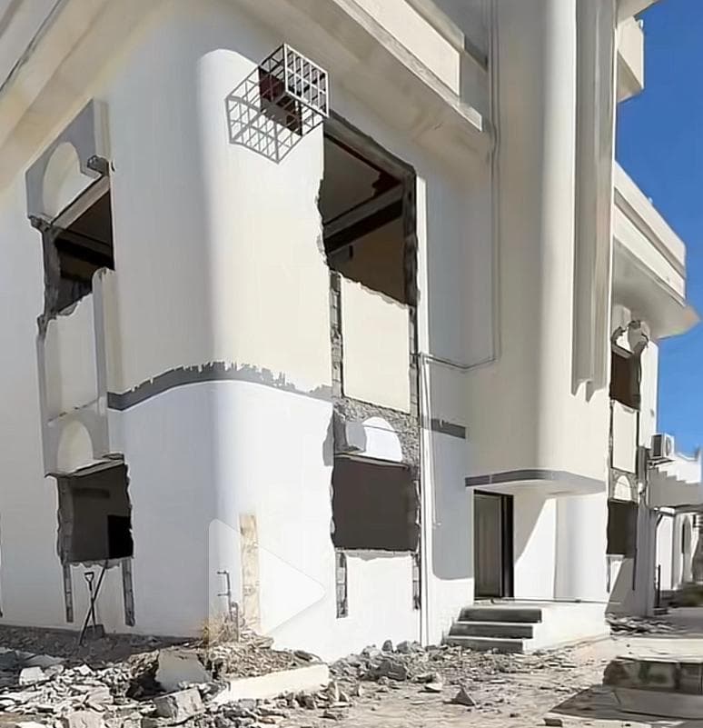 ترميم واجهة مبنى أبيض مع فتحات نوافذ أثناء المعالجة، أطلالة نجد، بريدة